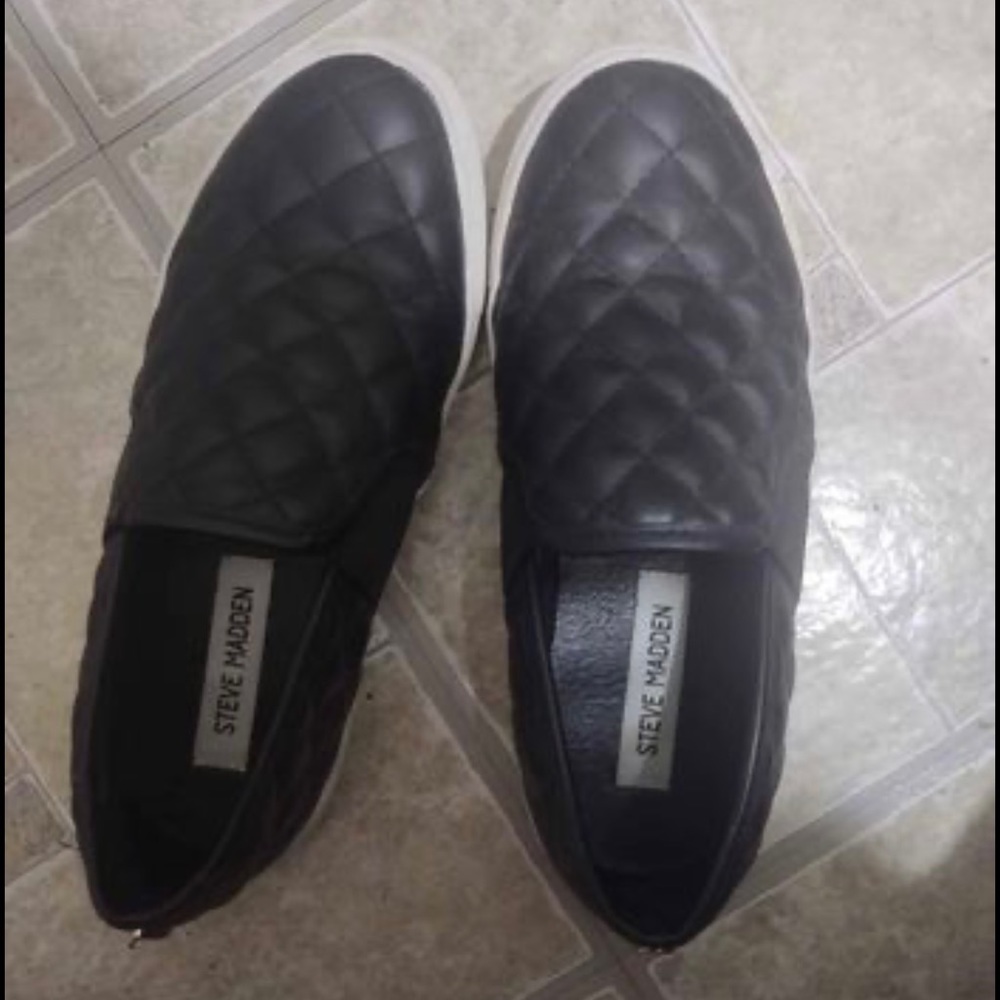 Steve Madden size 6.5 black quilted sneakers